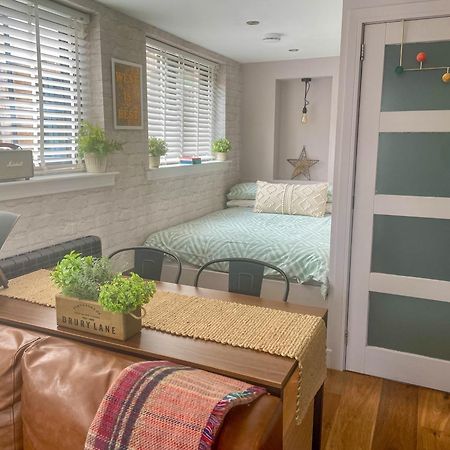 Stylish, Central Studio With Kitchen & Large Deck Fort William Ngoại thất bức ảnh